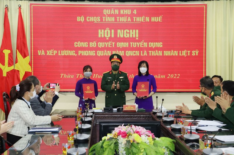 Tuyển dụng, trao quân hàm cho vợ và con liệt sĩ hy sinh ở Rào Trăng -0