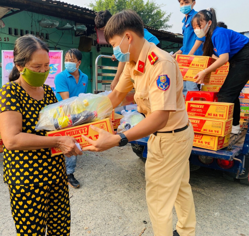 Công An Tỉnh Bình Dương Tặng Quà Cho Trẻ Em Mồ Côi Và Người Nghèo Xa