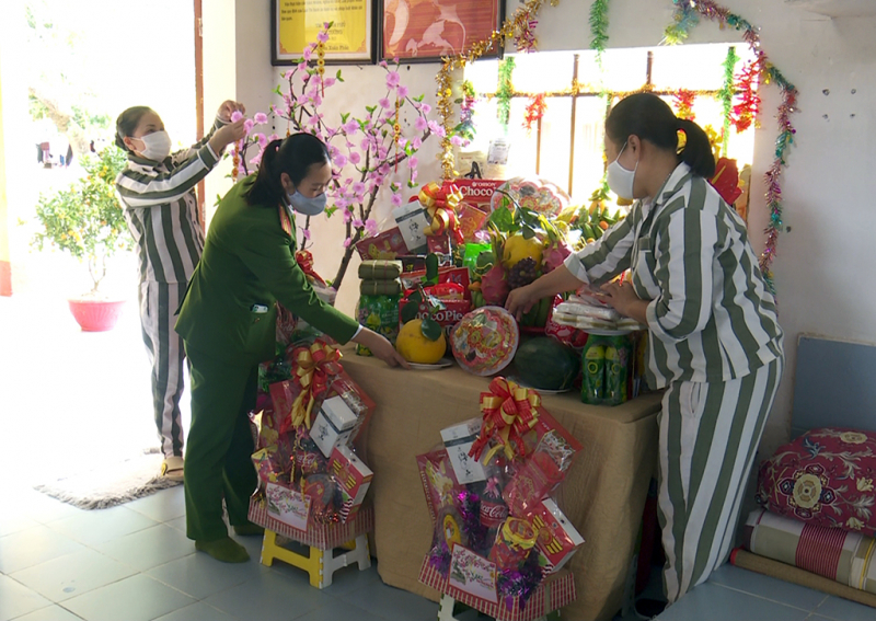 Trại giam Ninh Khánh công bố quyết định giảm án, tha tù đợt Tết Nguyên đán -0