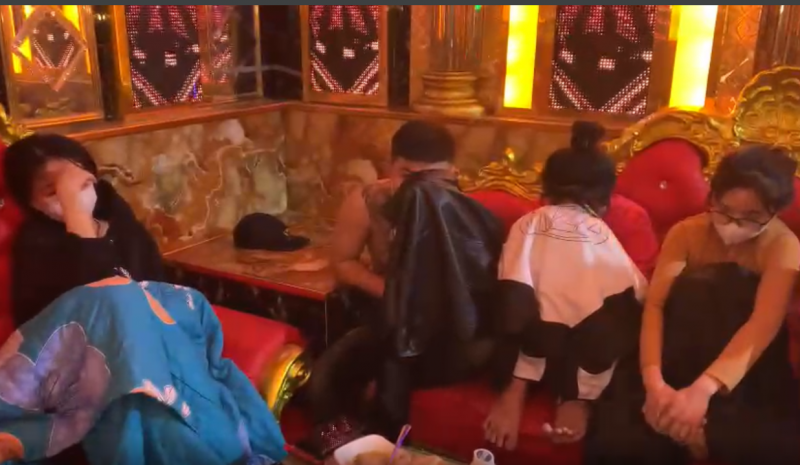 Khởi tố 7 bị can thuê phòng karaoke để bày 