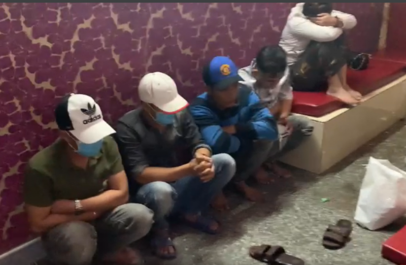 Khởi tố 7 bị can thuê phòng karaoke để bày 