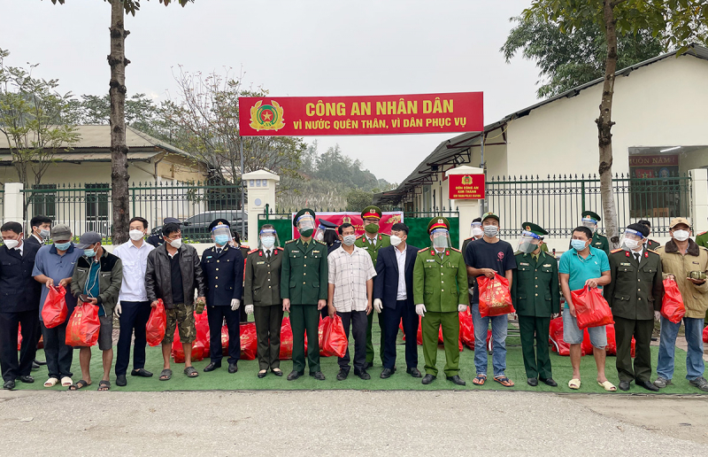 Hơn 300 lái xe đường dài mắc kẹt được tặng quà Tết -0