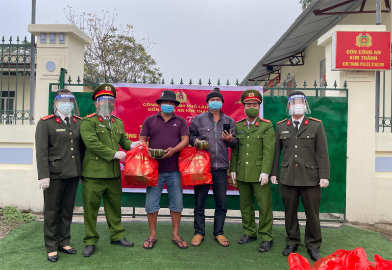 Hơn 300 lái xe đường dài mắc kẹt được tặng quà Tết -1