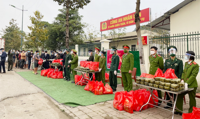 Hơn 300 lái xe đường dài mắc kẹt được tặng quà Tết -2