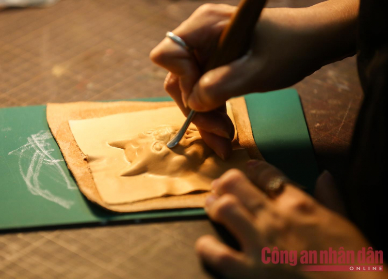 TET - Unique cowhide sculptural products of Hanoian woman -2