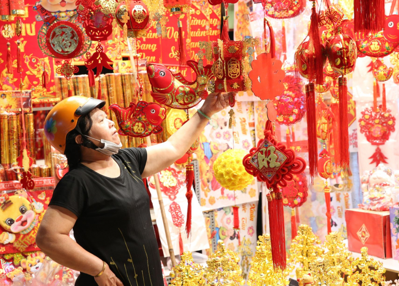 Đêm trên con phố bán đồ trang trí Tết lớn nhất TP Hồ Chí Minh -0