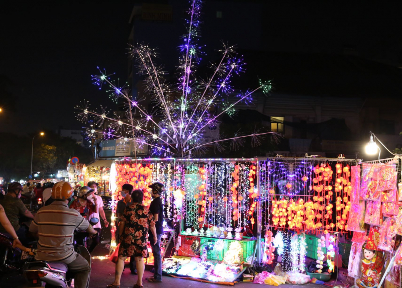 Đêm trên con phố bán đồ trang trí Tết lớn nhất TP Hồ Chí Minh -1