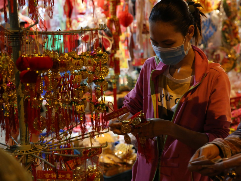 Đêm trên con phố bán đồ trang trí Tết lớn nhất TP Hồ Chí Minh -0