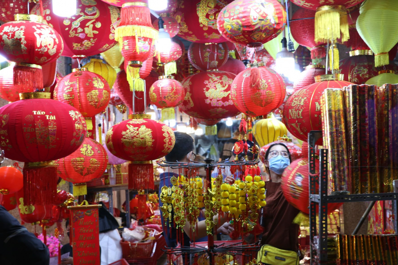 Đêm trên con phố bán đồ trang trí Tết lớn nhất TP Hồ Chí Minh -2