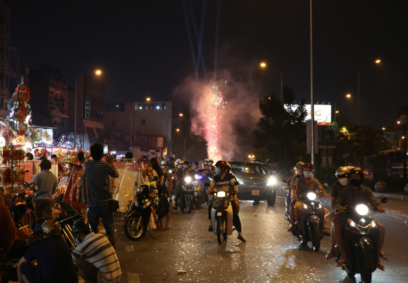 Đêm trên con phố bán đồ trang trí Tết lớn nhất TP Hồ Chí Minh -5