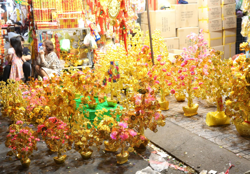 Đêm trên con phố bán đồ trang trí Tết lớn nhất TP Hồ Chí Minh -7
