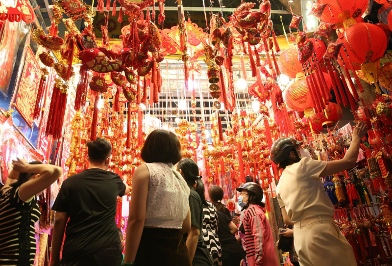 Đêm trên con phố bán đồ trang trí Tết lớn nhất TP Hồ Chí Minh -8