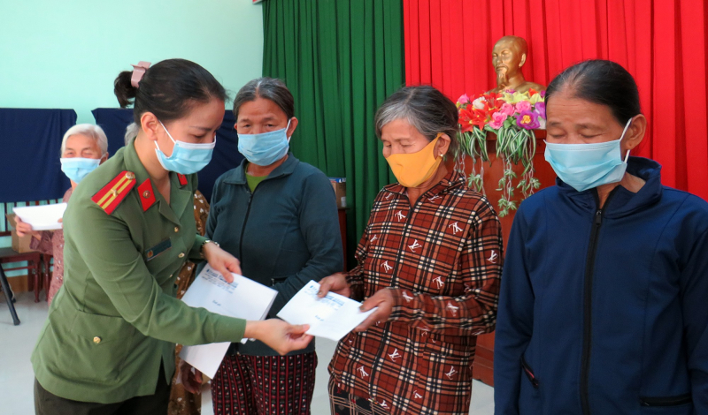 Chương trình “Tết vì người nghèo” đến với người dân tỉnh Quảng Ngãi -0