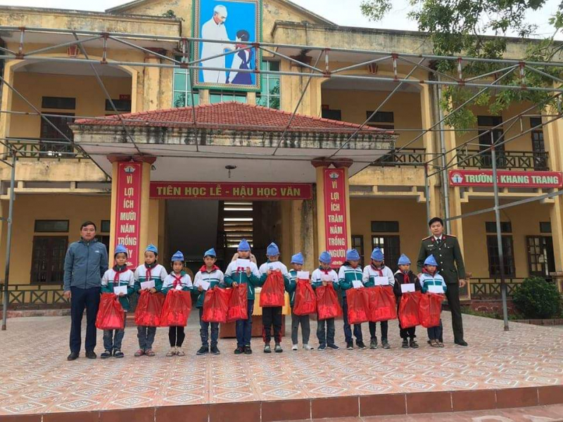 Tuổi trẻ Công an Thái Bình tặng học bổng cho con em  giáo dân có hoàn cảnh khó khăn -0