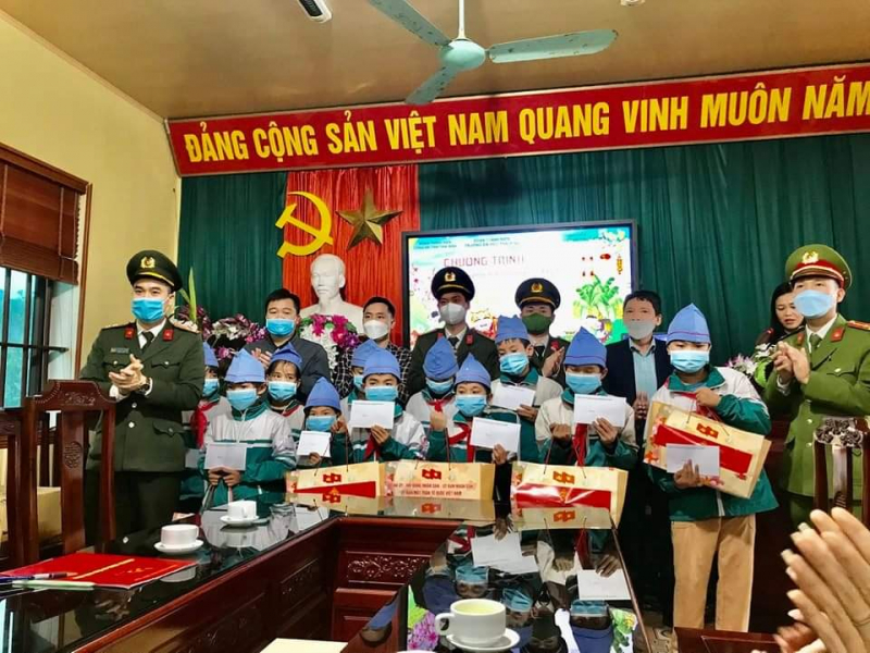 Tuổi trẻ Công an Thái Bình tặng học bổng cho con em  giáo dân có hoàn cảnh khó khăn -0