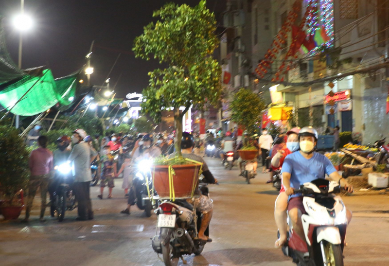 Dân TP đổ xô đến chợ hoa “trên bến dưới thuyền” mua hoa chưng Tết -1