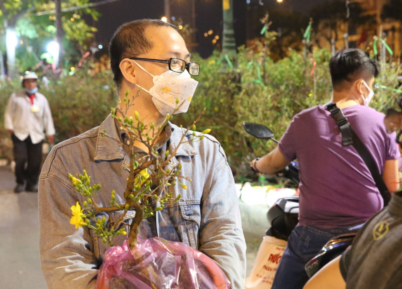 Dân TP đổ xô đến chợ hoa “trên bến dưới thuyền” mua hoa chưng Tết -6