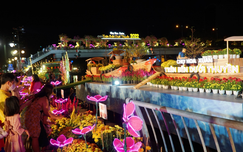 Dân TP đổ xô đến chợ hoa “trên bến dưới thuyền” mua hoa chưng Tết -5