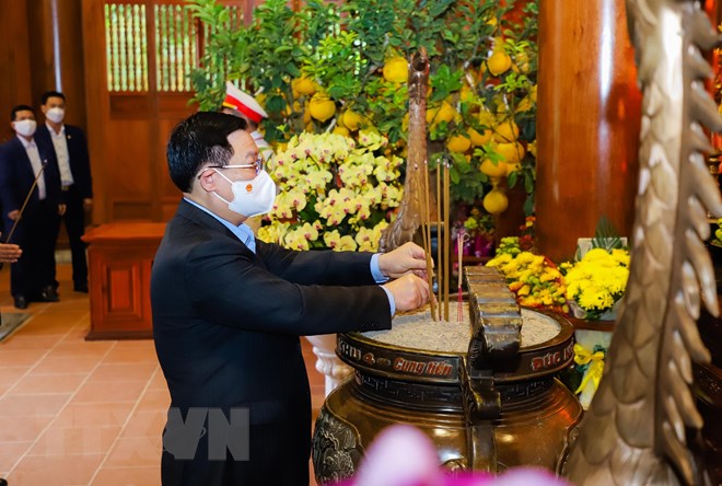 Chủ tịch Quốc hội dâng hương tưởng niệm Bác Hồ tại Nghệ An -1