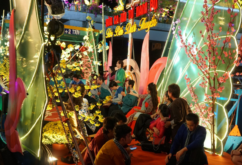 Dân TP đổ xô đến chợ hoa “trên bến dưới thuyền” mua hoa chưng Tết -6