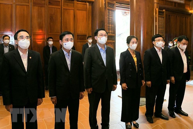 Chủ tịch Quốc hội dâng hương tưởng niệm Bác Hồ tại Nghệ An -0