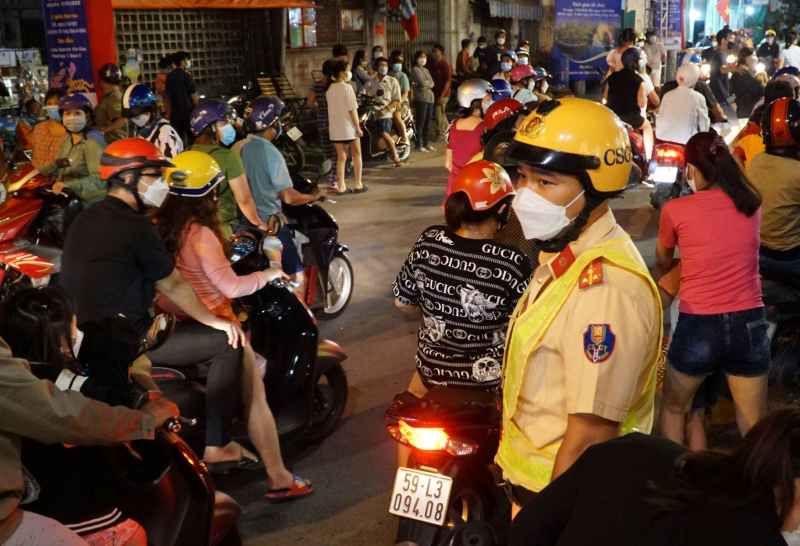 Dân TP đổ xô đến chợ hoa “trên bến dưới thuyền” mua hoa chưng Tết -7