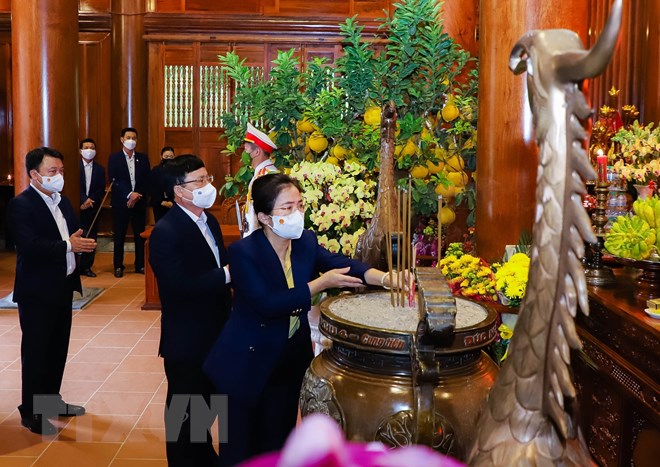 Chủ tịch Quốc hội dâng hương tưởng niệm Bác Hồ tại Nghệ An -1