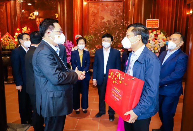 Chủ tịch Quốc hội dâng hương tưởng niệm Bác Hồ tại Nghệ An -0