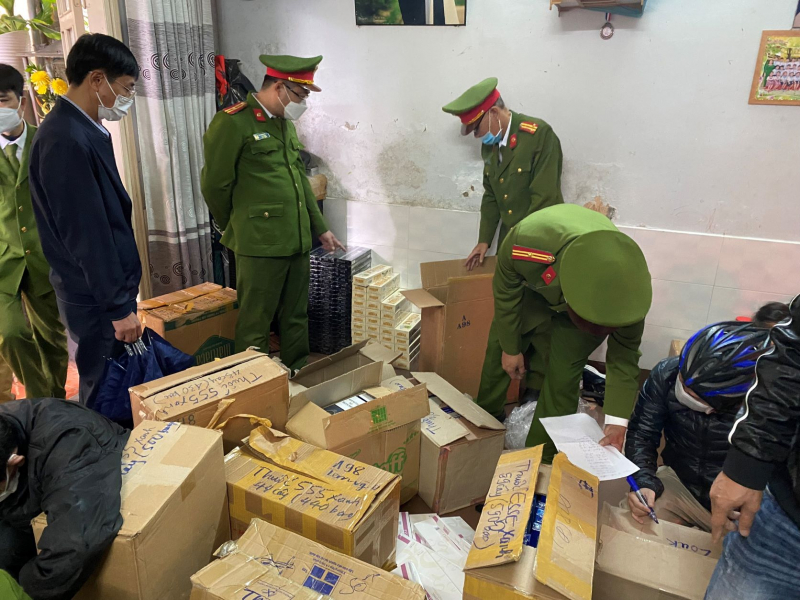 Bắt giam đối tượng mua bán hơn 6 nghìn bao thuốc lá lậu -0