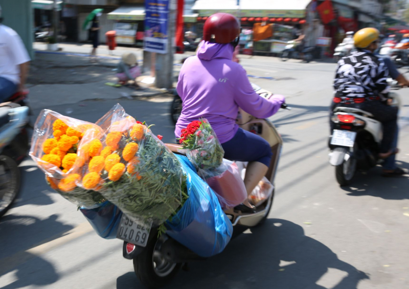 Trưa ngày cuối năm, hối hả đưa xuân về nhà -0