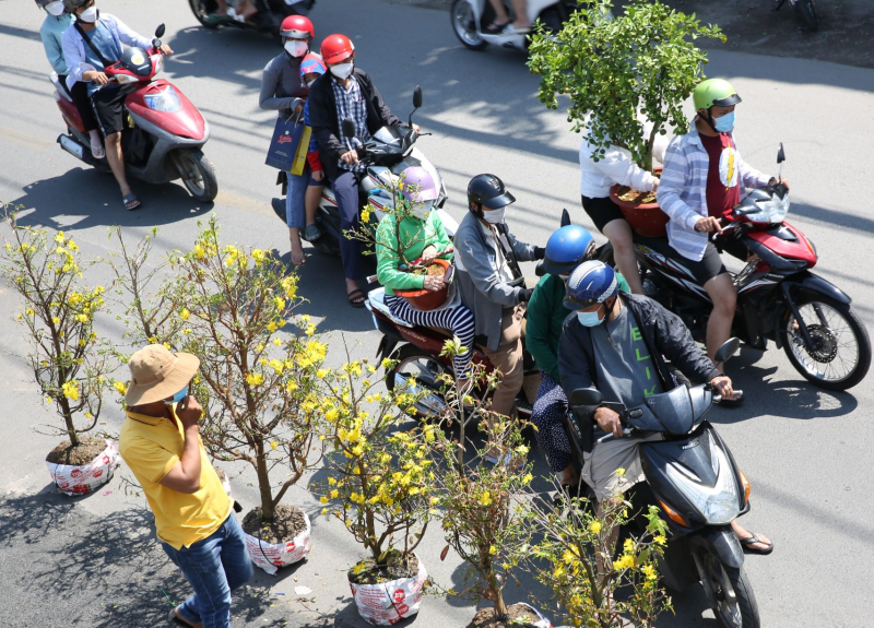 Trưa ngày cuối năm, hối hả đưa xuân về nhà -7