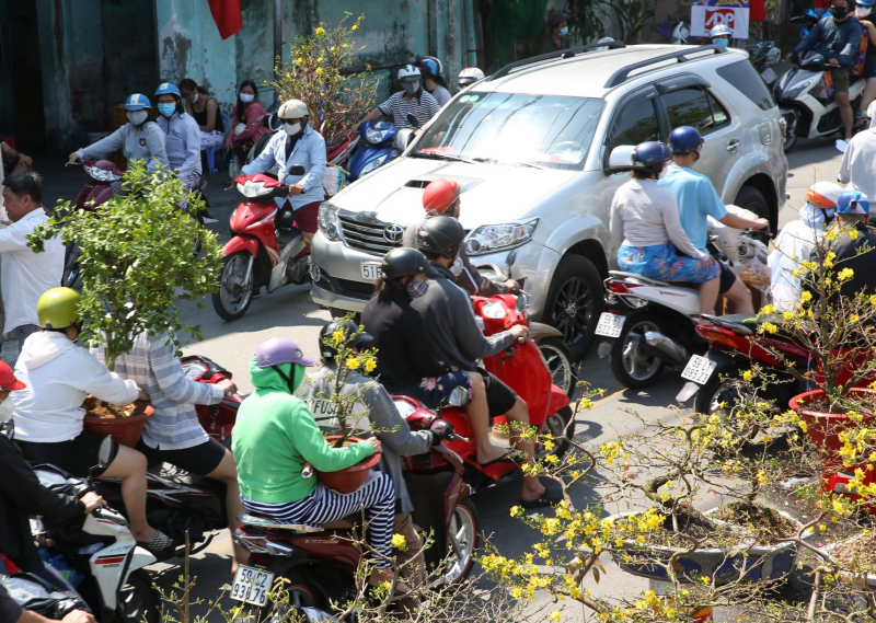 Trưa ngày cuối năm, hối hả đưa xuân về nhà -8