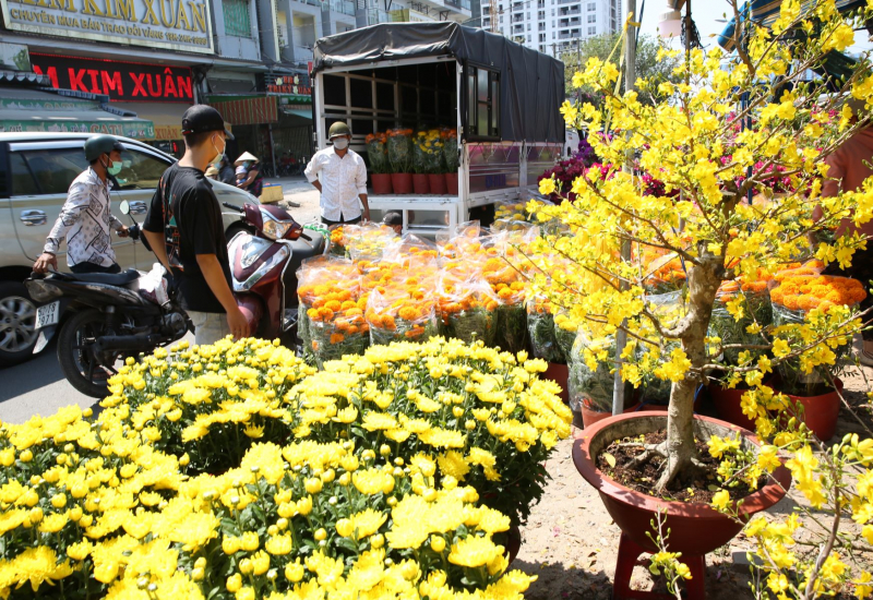 Trưa ngày cuối năm, hối hả đưa xuân về nhà -1