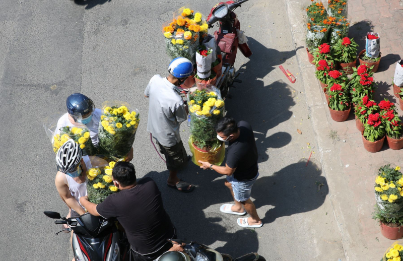 Trưa ngày cuối năm, hối hả đưa xuân về nhà -2