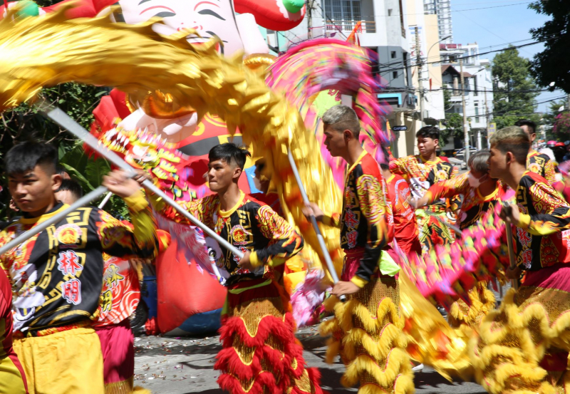 Đội nắng, xem lân sư rồng biểu diễn trên đường phố ngày mùng 2 Tết -0