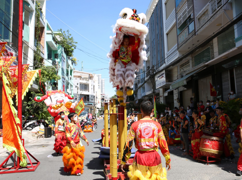 Đội nắng, xem lân sư rồng biểu diễn trên đường phố ngày mùng 2 Tết -0