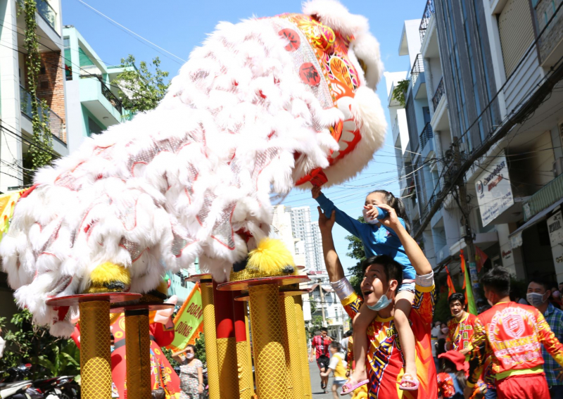 Đội nắng, xem lân sư rồng biểu diễn trên đường phố ngày mùng 2 Tết -1