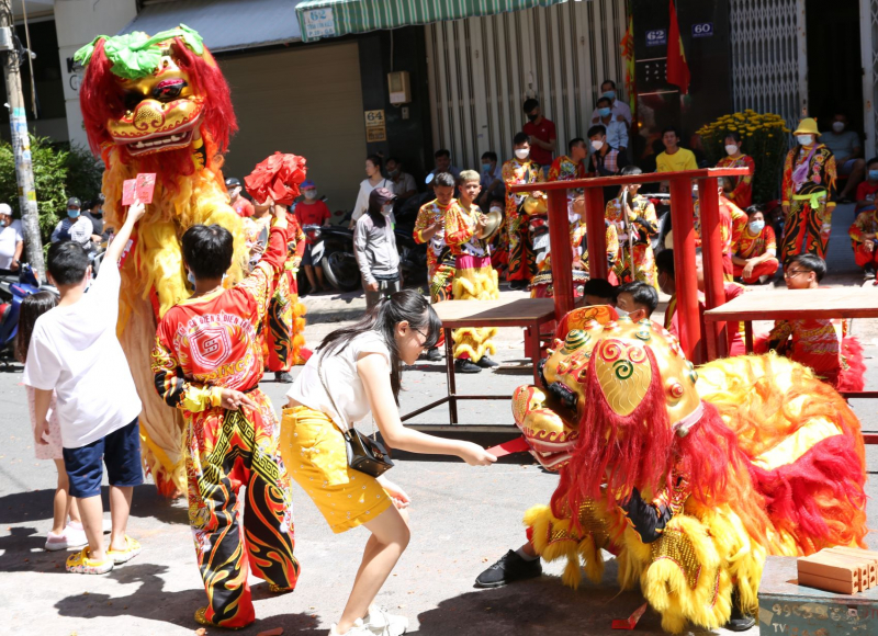 Đội nắng, xem lân sư rồng biểu diễn trên đường phố ngày mùng 2 Tết -2