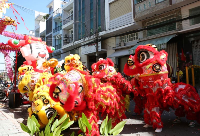 Đội nắng, xem lân sư rồng biểu diễn trên đường phố ngày mùng 2 Tết -4