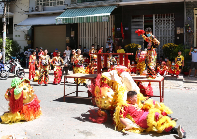 Đội nắng, xem lân sư rồng biểu diễn trên đường phố ngày mùng 2 Tết -3