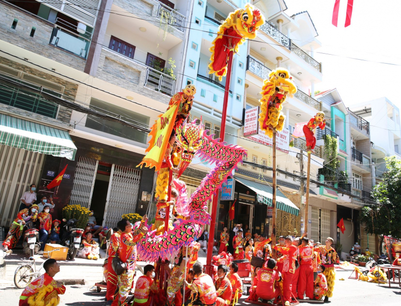 Đội nắng, xem lân sư rồng biểu diễn trên đường phố ngày mùng 2 Tết -5