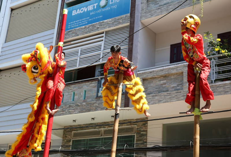 Đội nắng, xem lân sư rồng biểu diễn trên đường phố ngày mùng 2 Tết -6