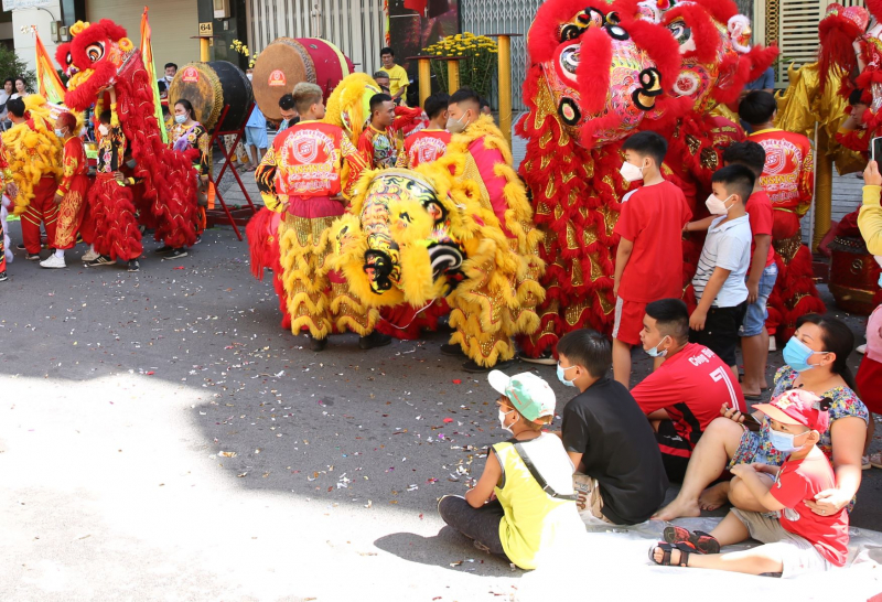 Đội nắng, xem lân sư rồng biểu diễn trên đường phố ngày mùng 2 Tết -7