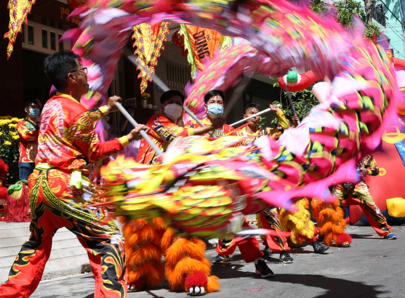 Đội nắng, xem lân sư rồng biểu diễn trên đường phố ngày mùng 2 Tết -9