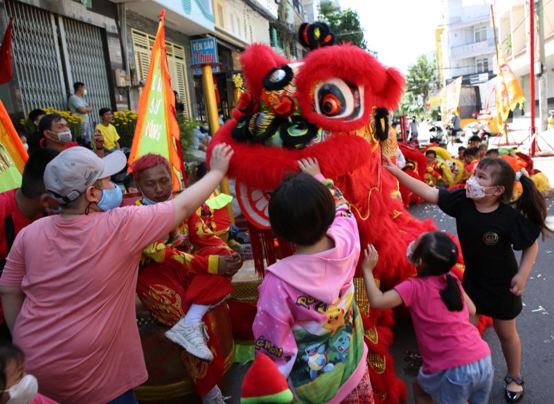 Đội nắng, xem lân sư rồng biểu diễn trên đường phố ngày mùng 2 Tết -7