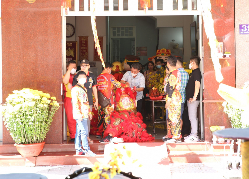 Đội nắng, xem lân sư rồng biểu diễn trên đường phố ngày mùng 2 Tết -8