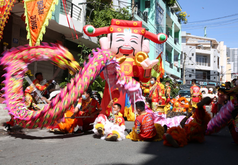 Đội nắng, xem lân sư rồng biểu diễn trên đường phố ngày mùng 2 Tết -9