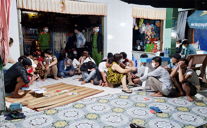 Liên tiếp triệt xóa các tụ điểm đánh bạc ăn tiền trong 3 ngày Tết -0