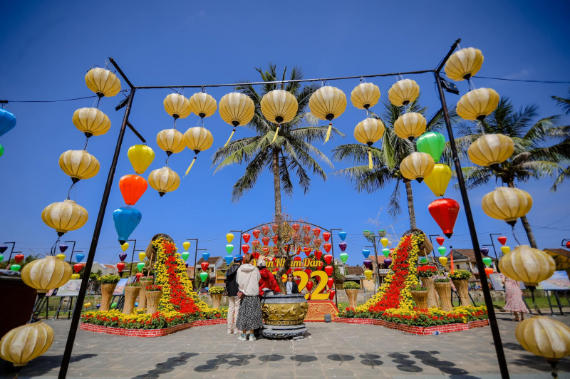 Du khách tấp nập tìm đến Hội An để du xuân những ngày đầu năm mới -1