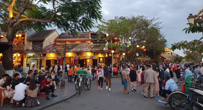 Du khách tấp nập tìm đến Hội An để du xuân những ngày đầu năm mới -4